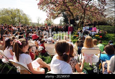 LE président AMÉRICAIN Barack Obama lit aux enfants sur la pelouse du Sud lors de la White House Easter Egg Roll Washington DC, USA le 5 avril 2010. Il est accompagné de la première dame Michelle Obama et de leur fille Sasha et Malia. Photo de Roger L. Wollenberg/ABACAPRESS.COM (en photo : Barack Obama, Malia Obama, Michelle Obama, Sasha Obama) Banque D'Images