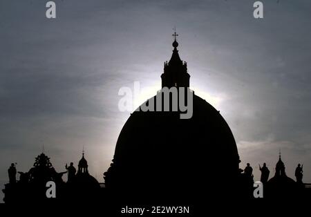 Rome Vatican, le 16 avril 2005. Basilique Saint-Pierre au crépuscule. Photo par Eric Vandeville/ABACAPRESS.COM Banque D'Images