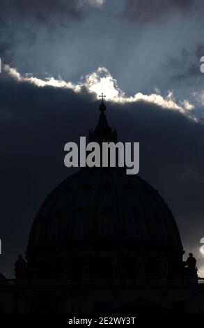 Rome Vatican, le 16 avril 2005. Basilique Saint-Pierre au crépuscule. Photo par Eric Vandeville/ABACAPRESS.COM Banque D'Images