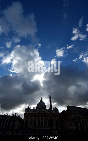 Rome Vatican, le 16 avril 2005. Basilique Saint-Pierre au crépuscule. Photo par Eric Vandeville/ABACAPRESS.COM Banque D'Images