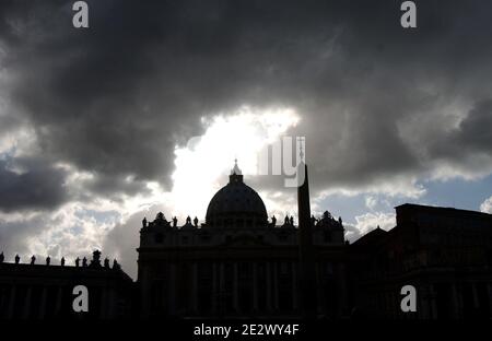 Rome Vatican, le 16 avril 2005. Basilique Saint-Pierre au crépuscule. Photo par Eric Vandeville/ABACAPRESS.COM Banque D'Images