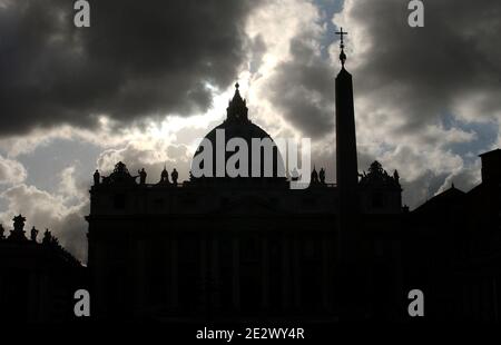 Rome Vatican, le 16 avril 2005. Basilique Saint-Pierre au crépuscule. Photo par Eric Vandeville/ABACAPRESS.COM Banque D'Images