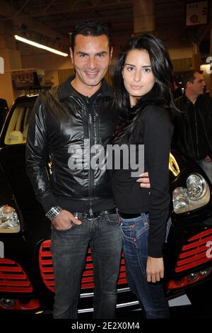 Le DJ français David Vendetta reçoit les clés de sa Porsche Cayenne personnalisée par Patrice Charin au 21ème salon du Cabriolet, coupé et SUV tenu porte de Versailles, à Paris, le 9 avril 2010. Photo de Nicolas Briquet/ABACAPRESS.COM. Banque D'Images