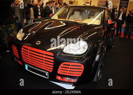 Le DJ français David Vendetta reçoit les clés de sa Porsche Cayenne personnalisée par Patrice Charin au 21ème salon du Cabriolet, coupé et SUV tenu porte de Versailles, à Paris, le 9 avril 2010. Photo de Nicolas Briquet/ABACAPRESS.COM. Banque D'Images