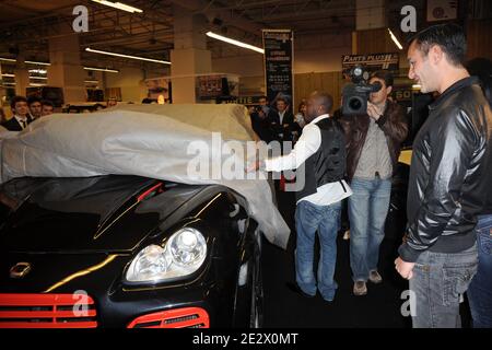 Le DJ français David Vendetta reçoit les clés de sa Porsche Cayenne personnalisée par Patrice Charin au 21ème salon du Cabriolet, coupé et SUV tenu porte de Versailles, à Paris, le 9 avril 2010. Photo de Nicolas Briquet/ABACAPRESS.COM. Banque D'Images