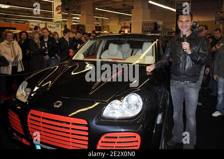 Le DJ français David Vendetta reçoit les clés de sa Porsche Cayenne personnalisée par Patrice Charin au 21ème salon du Cabriolet, coupé et SUV tenu porte de Versailles, à Paris, le 9 avril 2010. Photo de Nicolas Briquet/ABACAPRESS.COM. Banque D'Images