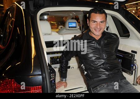 Le DJ français David Vendetta reçoit les clés de sa Porsche Cayenne personnalisée par Patrice Charin au 21ème salon du Cabriolet, coupé et SUV tenu porte de Versailles, à Paris, le 9 avril 2010. Photo de Nicolas Briquet/ABACAPRESS.COM. Banque D'Images