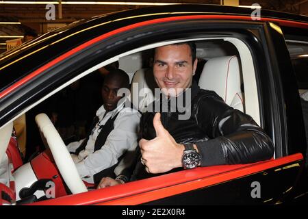 Le DJ français David Vendetta reçoit les clés de sa Porsche Cayenne personnalisée par Patrice Charin au 21ème salon du Cabriolet, coupé et SUV tenu porte de Versailles, à Paris, le 9 avril 2010. Photo de Nicolas Briquet/ABACAPRESS.COM. Banque D'Images