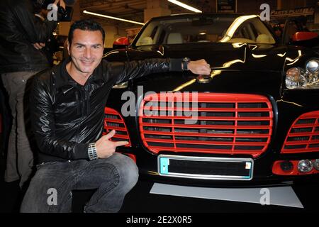 Le DJ français David Vendetta reçoit les clés de sa Porsche Cayenne personnalisée par Patrice Charin au 21ème salon du Cabriolet, coupé et SUV tenu porte de Versailles, à Paris, le 9 avril 2010. Photo de Nicolas Briquet/ABACAPRESS.COM. Banque D'Images