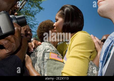 LA première dame DES ÉTATS-UNIS Michelle Obama hale un employé du Pentagone lors d'une visite pour remercier à la fois les militaires et les employés civils pour leur service, à Arlington, va, Etats-Unis, le 09 avril 2010. Photo de Cherie Cullen/DOD via ABACAPRESS.COM (en photo : Michelle Obama) Banque D'Images