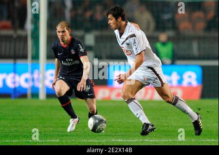 Christophe Jallet de Paris-St-Germain affronte Yoann Gourbuff de Bordeaux lors du match de football de la Ligue française 1, PSG vs Bordeaux à Paris, France, le 10 avril 2010. Paris a gagné 3-1. Photo de Henri Szwarc/ABACAPRESS.COM Banque D'Images