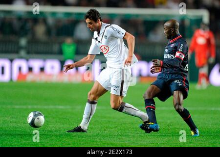 Claude Makelele de Paris-St-Germain affronte Yoann Gourbuff de Bordeaux lors du match de football de la Ligue française 1, PSG vs Bordeaux à Paris, France, le 10 avril 2010. Paris a gagné 3-1. Photo de Henri Szwarc/ABACAPRESS.COM Banque D'Images