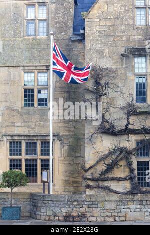 drapeau union Jack à l'extérieur des armes Lygon, Broadway Banque D'Images