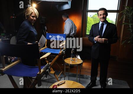 Le président français Nicolas Sarkozy est interviewé par l'ancre de CBS Evening News Katie Couric lors de sa visite à Washington, DC, USA, le 12 avril 2010. Photo par Elodie Gregoire/ABACAPRESS.COM Banque D'Images