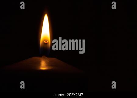 Gros plan de la flamme sur fond noir pour la copie espace Banque D'Images