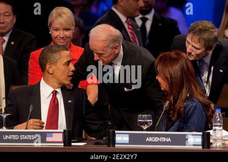 Barack Obama s'adresse au vice-président Joseph Biden et à Cristina Fernandez de Kirchner, présidente de l'Argentine, lors de la séance plénière d'ouverture du Sommet sur la sécurité nucléaire au Centre de congrès de Washington à Washington, DC, Etats-Unis, le 13 avril 2010. Photo par Andrew Harrer/ABACAPRESS.COM Banque D'Images