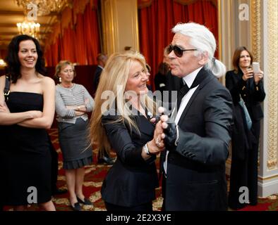 L'épouse du couturier américain Ralph Lauren, Ricky Lauren, deuxième à droite, danse avec le couturier allemand Karl Lagerfeld lors d'une cérémonie en tant que couturier américain Ralph Lauren (invisible) décerné par le président français à l'Elysee Palace à Paris, en France, le 15 avril 2010. Photo de François Mori/Pool/ABACAPRESS.COM Banque D'Images