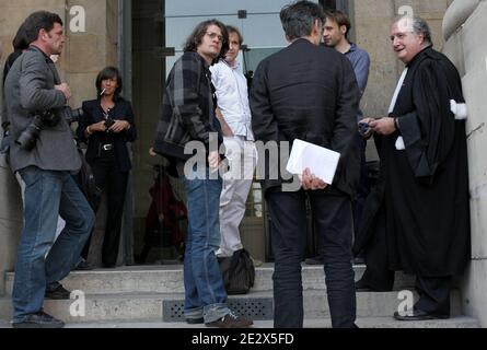 Les avocats Leon-LEF Forster est photographié au palais de justice de Paris pour l'ouverture du procès de Charles Pasqua à Paris, France, le 19 avril 2010. L'ancien ministre français de l'intérieur Charles Pasqua est aujourd'hui jugé accusé de corruption alors qu'il faisait partie du cabinet pendant les années 1990. Charles Pasqua est confronté à trois accusations de pots-de-vin présumés en échange de l'octroi à un ami d'une licence pour la gestion d'un casino. Pasqua a une peine de prison suspendue de 18 mois qui l'a suspendu pour avoir financé sa campagne électorale pour le Parlement européen avec les recettes de la vente du casino. Photo de Stephane Lemouton/ABA Banque D'Images