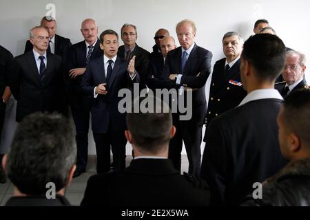 Le président français Nicolas Sarkozy (2e L) prononce un discours à côté du ministre de l'intérieur Brice Hortefeux (3e R) et du préfet de Seine-Saint-Denis Christian Lambert (2e R) et du préfet de police de Paris Michel Gaudin (R) lorsqu'il visite le 20 avril 2010 le dépôt d'autobus de la société CIF (courriers d'Ile-de-France) à Tremblay-en-France, près de Paris. Nicolas Sarkozy a rencontré des conducteurs des compagnies de bus TRA et CIF dans une préoccupation croissante au sujet de la sécurité dans les transports publics. Photo de Benoit Tessier/Pool/ABACAPRESS.COM Banque D'Images