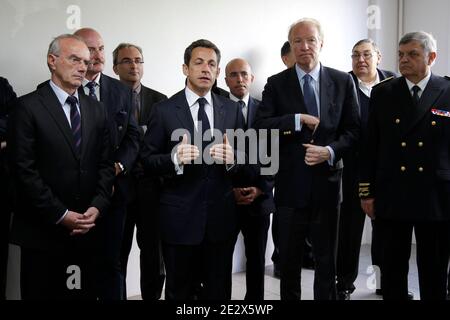 Le président français Nicolas Sarkozy (2e L) prononce un discours à côté du ministre de l'intérieur Brice Hortefeux (2e R) et du préfet de Seine-Saint-Denis Christian Lambert (R) lorsqu'il visite le dépôt d'autobus de la société CIF (courriers d'Ile-de-France) à Tremblay-en-France, près de Paris, en France, le 20 avril 2010. Nicolas Sarkozy a rencontré des conducteurs des compagnies de bus TRA et CIF dans une préoccupation croissante au sujet de la sécurité dans les transports publics. Photo de Benoit Tessier/Pool/ABACAPRESS.COM Banque D'Images