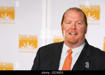 Le chef Mario Batali participe à la Food Bank pour le 8e dîner annuel des CAN-Do Awards de New York City à l'Abigail Kirschs Pier Sixty à Chelsea Piers à New York, NY, le 20 avril 2010. Photo de Charles Guerin/ABACAPRESS.COM Banque D'Images