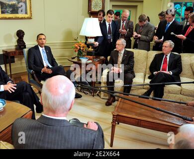 « LE président AMÉRICAIN Barack Obama fait des remarques à la presse lorsqu'il rencontre les dirigeants bipartites du Sénat et les dirigeants bipartites de la Commission judiciaire du Sénat dans le Bureau ovale pour discuter de la vacance de la Cour suprême laissée par la retraite du juge Stevens à Washington DC, USA le 21 avril, 2010. (G-D) le chef de la majorité au Sénat Harry Reid (D, NV); et le chef républicain au Sénat Mitch McConnell (R, KY), et le sénateur Patrick Leahy (D, VT), président de la Commission judiciaire du Sénat des États-Unis. Photo de Ron Sachs/ABACAPRESS.COM' Banque D'Images