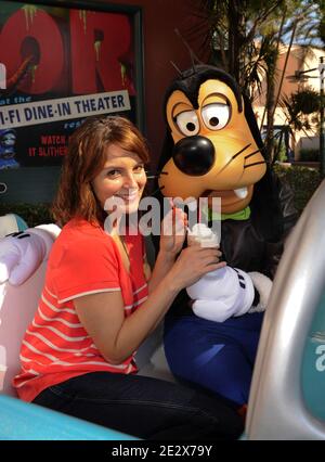 Tina Fey, actrice primée par Emmy, star de « Date Night » et productrice exécutive de la série NBC « 30 Rock », pose avec Goofy au restaurant Sci-Fi Dine-in Theatre du parc à thème Disney's Hollywood Studios à Lake Buena Vista, FL, États-Unis, le 23 avril 2010. Fey était en vacances à Walt Disney World Resort avec sa famille. Photo de Gene Duncan/Disney via ABACAPRESS.COM Banque D'Images