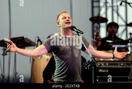 Musicien Sting se produit au Climate Rally sur le National Mall le 25 avril 2010 à Washington, DC. Le concert et le rassemblement gratuits ont été organisés par le réseau du jour de la Terre pour encourager le Congrès à adopter une législation climatique globale forte.(Pictured:Sting) photo par Olivier Douliery /ABACAPRESS.COM Banque D'Images