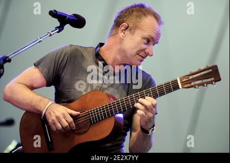 Musicien Sting se produit au Climate Rally sur le National Mall le 25 avril 2010 à Washington, DC. Le concert et le rassemblement gratuits ont été organisés par le réseau du jour de la Terre pour encourager le Congrès à adopter une législation climatique globale forte.(Pictured:Sting) photo par Olivier Douliery /ABACAPRESS.COM Banque D'Images