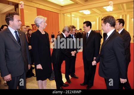 Le président chinois Hu Jintao (R) accueille avec son homologue français Nicolas Sarkozy Jean-Louis Borloo, Bernard Kouchner, Christine Lagarde et Luc Chatel au Grand Hall du peuple de Beijing (Chine) le 28 avril 2010. Après un arrêt dans la ville de Xian, Nicolas Sarkozy est arrivé à Pékin pour une visite d'État commençant à Pékin et se terminant à Shanghai avec la visite de l'exposition universelle 2010. Photo de Mousse/ABACAPRESS.COM Banque D'Images