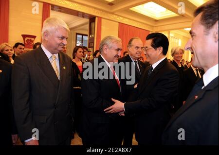 Le président chinois Hu Jintao (R) accueille avec son homologue français Nicolas Sarkozy Christine Lagarde, Luc Chatel et Jean-Pierre Raffarin au Grand Hall du peuple de Beijing (Chine) le 28 avril 2010. Après un arrêt dans la ville de Xian, Nicolas Sarkozy est arrivé à Pékin pour une visite d'État commençant à Pékin et se terminant à Shanghai avec la visite de l'exposition universelle 2010. Photo de Mousse/ABACAPRESS.COM Banque D'Images