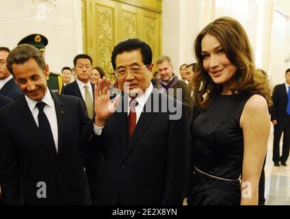 Le président chinois Hu Jintao (L) souhaite la bienvenue à son homologue français Nicolas Sarkozy (C) et à son épouse Carla Bruni-Sarkozy (R), ainsi qu'au ministre français de l'écologie, de l'énergie, du développement durable et des négociations climatiques, Jean-Louis Borloo (L), pour un dîner au Grand Hall du peuple de Beijing (Chine) le 28 avril 2010. Photo de Mousse/ABACAPRESS.COM Banque D'Images