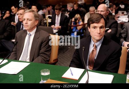 David Viniar (L), vice-président exécutif et directeur financier du groupe Goldman Sachs, et Craig Broderick, directeur des risques du groupe Goldman Sachs, témoignent devant le sous-comité permanent des enquêtes du Sénat des États-Unis à l'audience sur « Wall Street and the Financial Crisis: Le rôle des banques d'investissement utilisant Goldman Sachs comme étude de cas à Washington, DC, USA, le 27 avril 2010. Photo par Olivier Douliery/ABACAPRESS.COM Banque D'Images