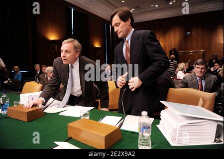 David Viniar (L), vice-président exécutif et directeur financier du groupe Goldman Sachs, et Craig Broderick, directeur des risques du groupe Goldman Sachs, témoignent devant le sous-comité permanent des enquêtes du Sénat des États-Unis à l'audience sur « Wall Street and the Financial Crisis: Le rôle des banques d'investissement utilisant Goldman Sachs comme étude de cas à Washington, DC, USA, le 27 avril 2010. Photo par Olivier Douliery/ABACAPRESS.COM Banque D'Images