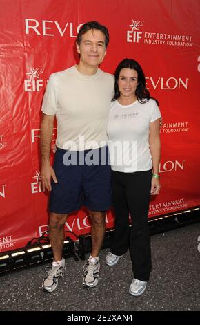 G-D: Dr. Mehmet Oz, Lisa Oz participe à la 13ème course annuelle Revlon pour les femmes du FEI, qui s'est tenue à Times Square à New York City, NY, USA, le 1er mai 2010. Banque D'Images