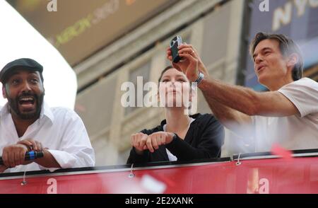 De gauche à droite : Jessie L Martin, Jessica Biel, Dr. Oz participe à la 13ème course annuelle Revlon pour les femmes du FEI, qui s'est tenue à Times Square à New York City, NY, USA, le 1er mai 2010. Photo de Graylock/ABACAPRESS.COM (photo : Jessie L Martin, Jessica Biel, Dr Oz) Banque D'Images