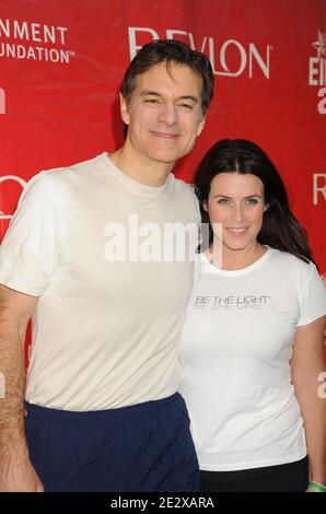 G-D: Dr. Mehmet Oz, Lisa Oz participe à la 13ème course annuelle Revlon pour les femmes du FEI, qui s'est tenue à Times Square à New York City, NY, USA, le 1er mai 2010. Banque D'Images