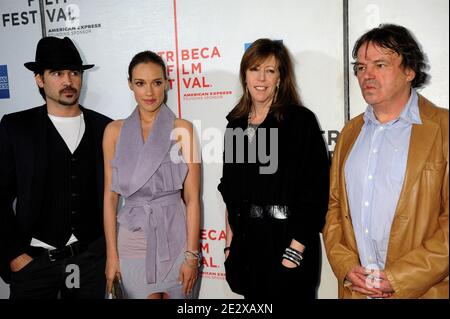 De gauche à droite : Colin Farrell, Alicja Bachleda, Jane Rosenthal, Neil Jordan assistent à la première Ondine lors du Tribeca film Festival 2010, qui s'est tenu au Tribeca Performing Arts Centre à New York City, NY, USA, le 28 avril 2010. Photo par Graylock/ABACAPRESS.COM Banque D'Images