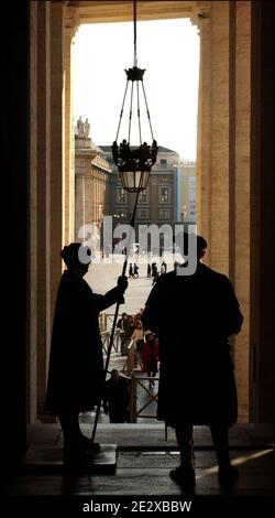 Une visite au coeur du Vatican, le plus petit état du monde. Gardes suisses à la porte de bronze, principal accès au palais apostolique, Vatican, le 6 mai 2003. Photo par Eric Vandeville/ABACAPRESS.COM Banque D'Images