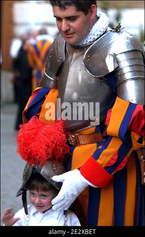 Une visite au coeur du Vatican, le plus petit état du monde. Garde suisse et famille, Vatican, le 6 mai 2003. Photo par Eric Vandeville/ABACAPRESS.COM Banque D'Images