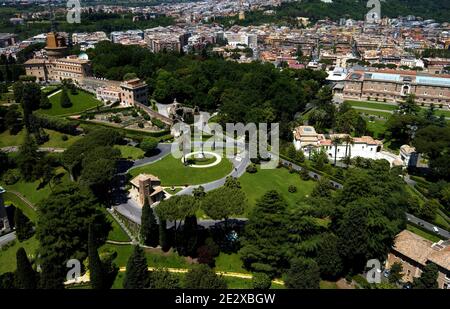 Une visite au coeur du Vatican, le plus petit état du monde. Les jardins privés du Vatican. Avril 2004. Photo par Eric Vandeville/ABACAPRESS.COM Banque D'Images