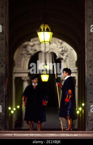 Une visite au coeur du Vatican, le plus petit état du monde. Gardes suisses à la porte de bronze, principal accès au palais apostolique de la Cité du Vatican le 28 février 2005. Photo par Eric Vandeville/ABACAPRESS.COM Banque D'Images