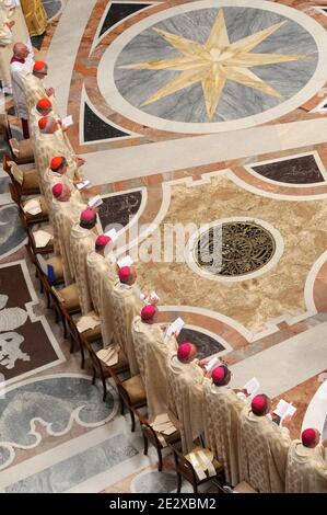 Une visite au coeur du Vatican, le plus petit état du monde. Le pape Benoît XVI mène une cérémonie de canonisation à la basilique Saint-Pierre au Vatican, le 11 octobre 2009. Photo par Eric Vandeville/ABACAPRESS.COM Banque D'Images