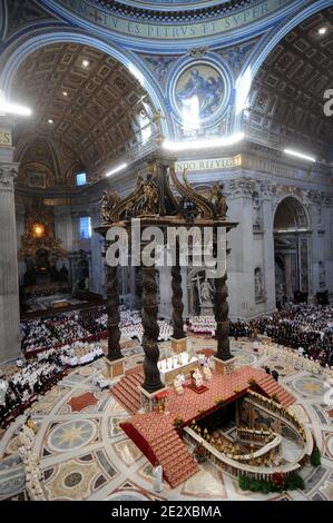 Une visite au coeur du Vatican, le plus petit état du monde. Le pape Benoît XVI mène une cérémonie de canonisation à la basilique Saint-Pierre au Vatican, le 11 octobre 2009. Photo par Eric Vandeville/ABACAPRESS.COM Banque D'Images