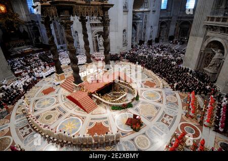 Une visite au coeur du Vatican, le plus petit état du monde. Le pape Benoît XVI mène une cérémonie de canonisation à la basilique Saint-Pierre au Vatican, le 11 octobre 2009. Photo par Eric Vandeville/ABACAPRESS.COM Banque D'Images