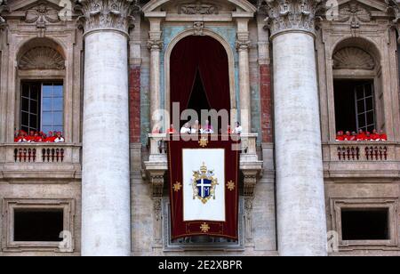 Une visite au coeur du Vatican, le plus petit état du monde. Conclave : le cardinal allemand Joseph Ratzinger a élu le pape Benoît XVI, Vatican, le 19 avril 2005. Photo par Eric Vandeville/ABACAPRESS.COM Banque D'Images