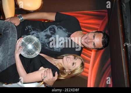 Le DJ français David Vendetta pose avec la chanteuse Julie Zenatti lorsqu'il sort son nouvel album 'Vendetta', à la Reine à Paris, le 6 mai 2010. Photo par Ammar Abd Rabbo/ABACAPRESS.COM Banque D'Images