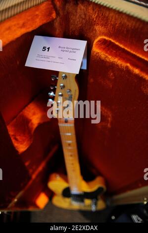 Bruce Springsteen Guitar pour le '2010 de la Fondation NYDG Rx Haiti Benefit Gala and Auction' au Greenhouse à Scholastic à New York le 06 mai 2010. Photo de Mehdi Taamallah/ABACAPRESS.COM Banque D'Images