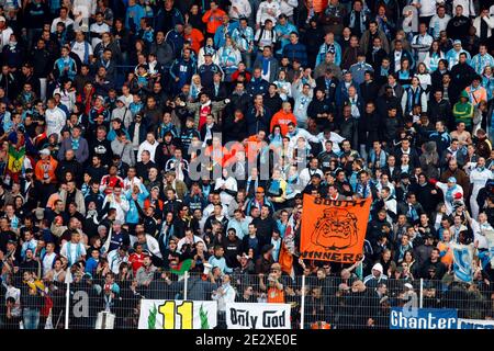 Les supporters de Marseille lors du match de football de la première Ligue française, entre l'OSC de Lille (LOSC) et l'Olympique de Marseille (OM) au stade de Lille Metropole le 8 mai 2010. Lille a gagné 3-2. Photo de Sylvain Lefevre/ABACAPRESS.COM Banque D'Images