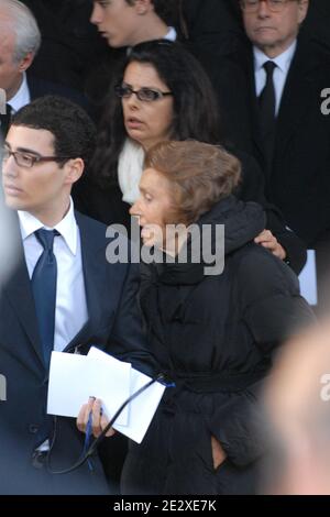 Dossier poto de Liliane Bettencourt et sa fille Françoise Bettencourt Meyers vus aux funérailles d'André Bettencourt à Neuilly, France, le 22 novembre 2007. Liliane Bettencourt, qui est la femme la plus riche de France, est au milieu d'une affaire de justice avec sa fille Françoise Meyers concernant un milliard d'euros donné au photographe François Marie Banier. Photo par Ammar Abd Rabbo/ABACAPRESS.CO Banque D'Images